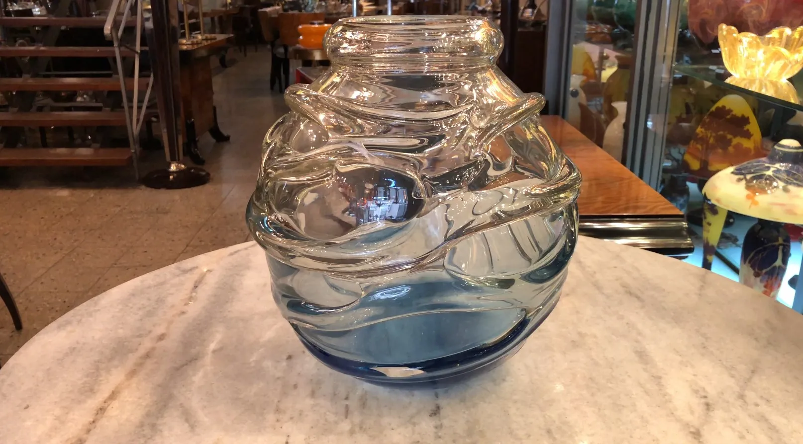 Vidrio firmado Schneider con detalles decorativos, ambiente antiguo.