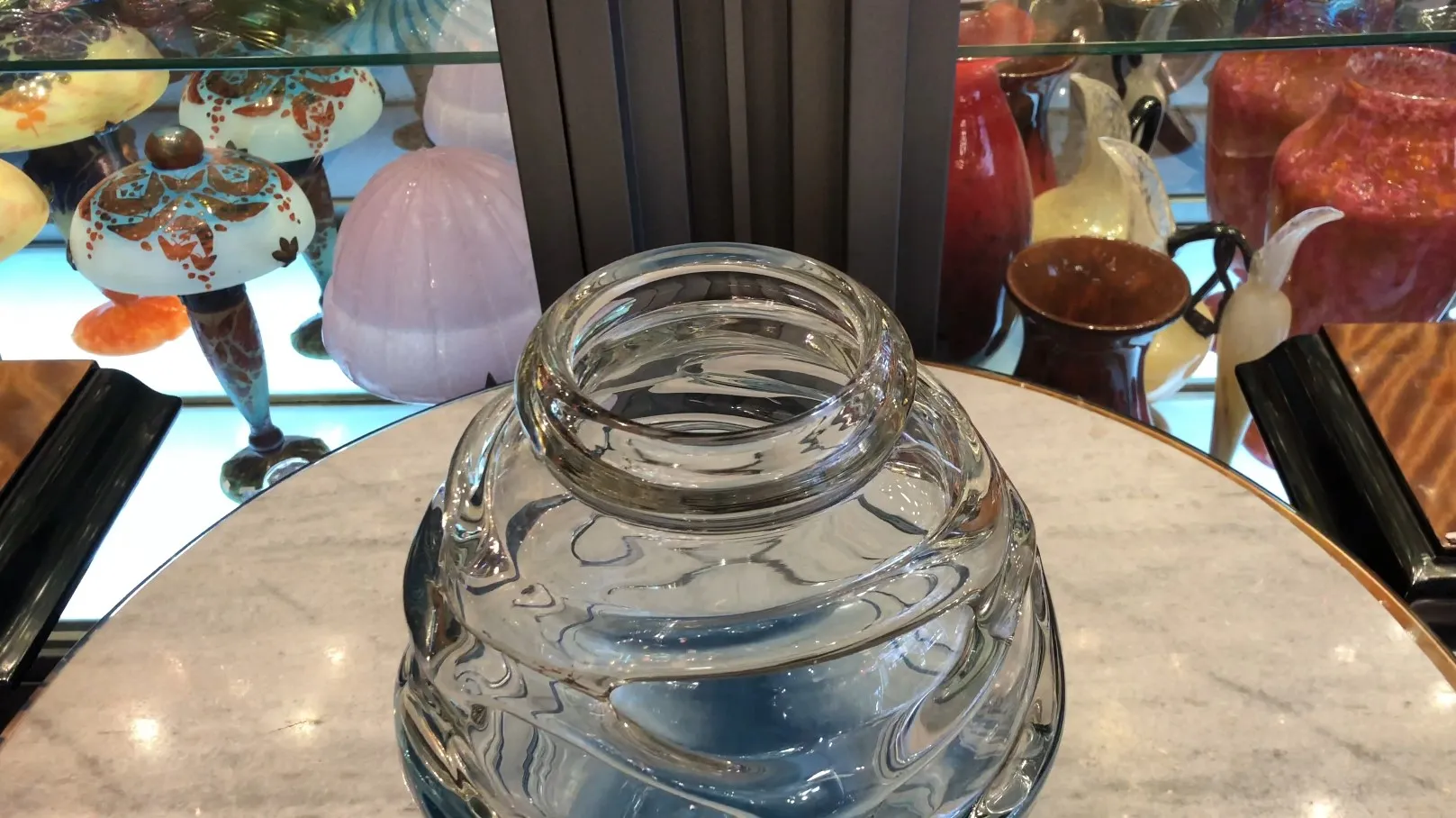 vidro antigo assinado de schneider com detalhes decorativos