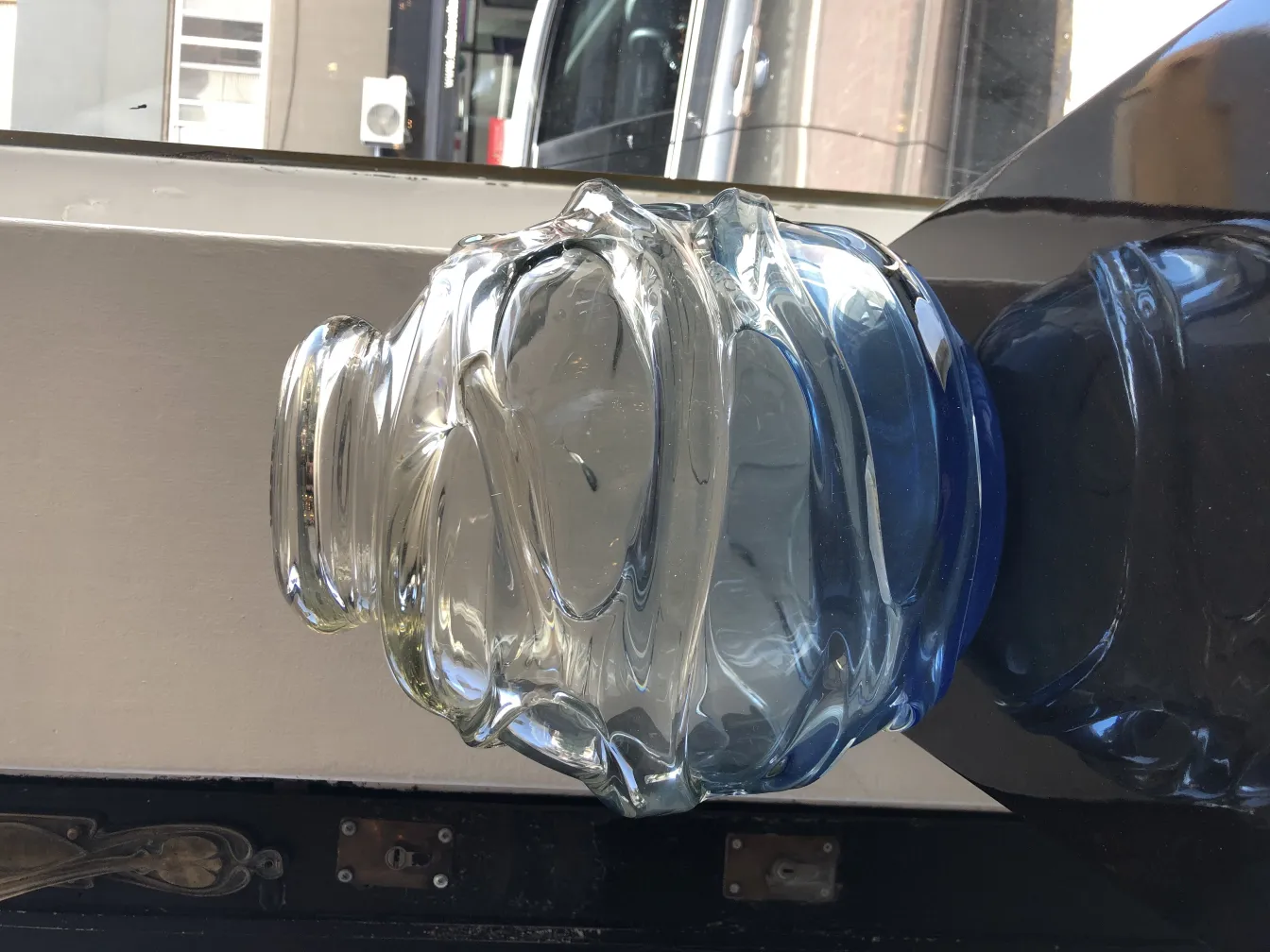 prachin glass par hastaksarit schneider ke sath maadhur détails