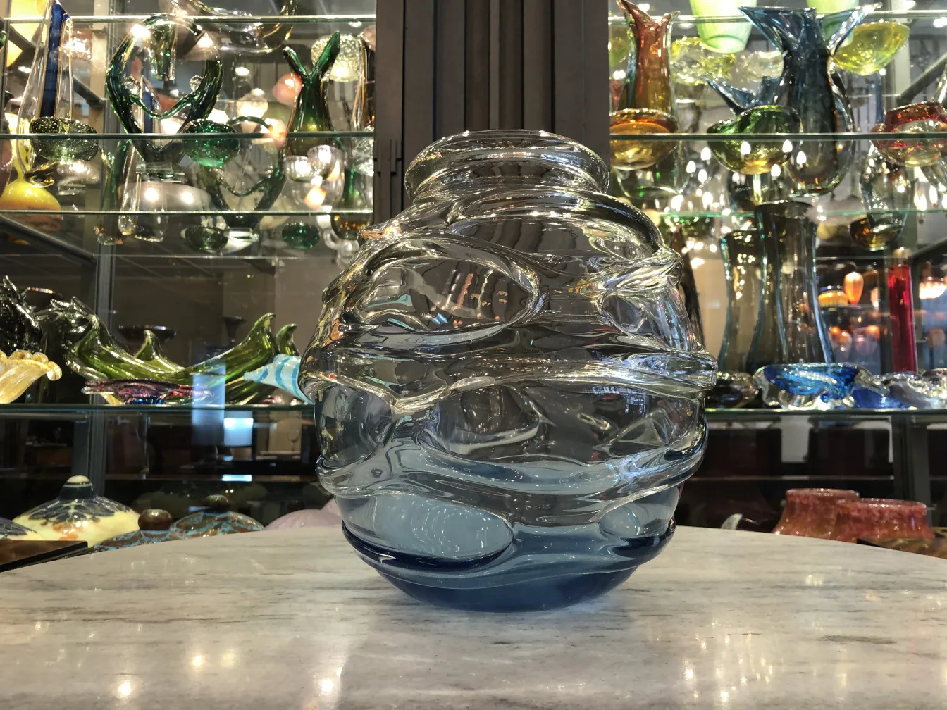 Antikes signiertes Glas mit einzigartigen Mustern und lebendiger Atmosphäre