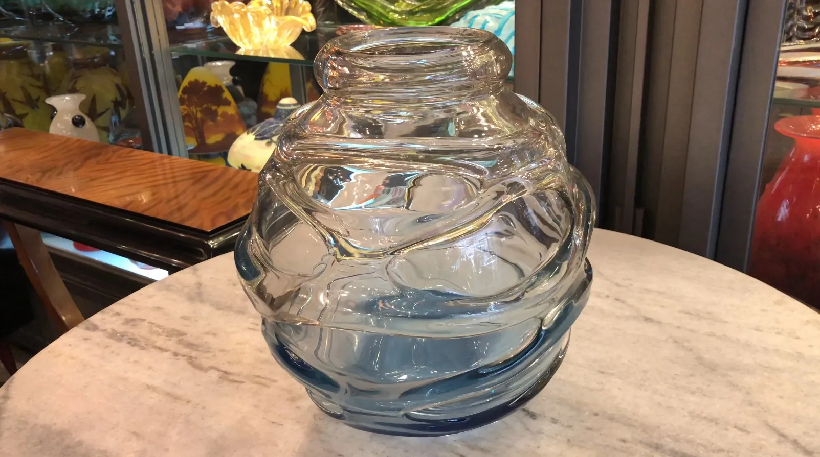 verre signé de Schneider avec un style distinctif, antiquité visible