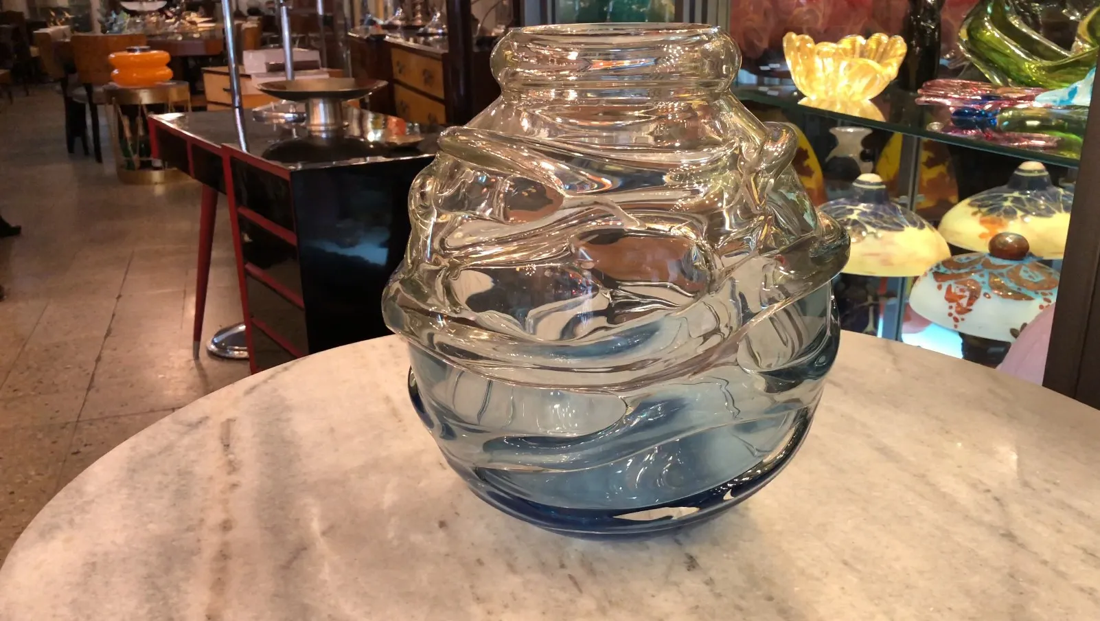 vase elegante in vetro con dettagli fluidi blu e trasparenti, antichità sullo sfondo