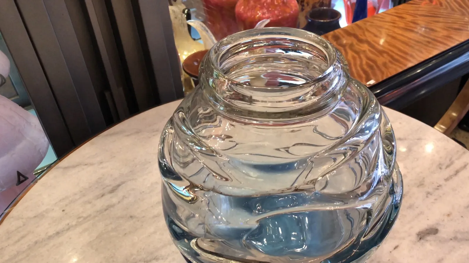 Verre antique signé Schneider avec un design ondulé, ambiance élégante