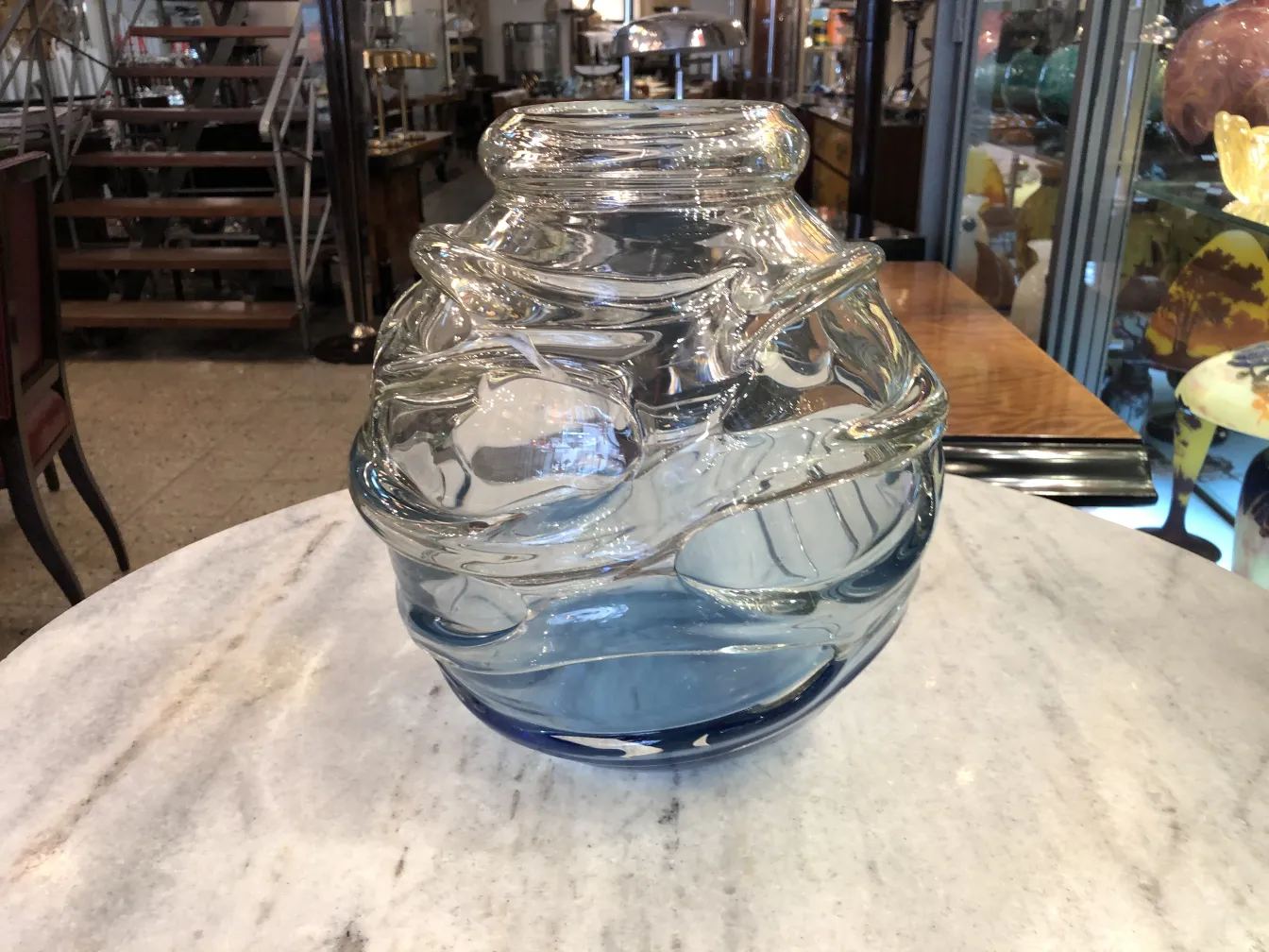 Signiertes Glas Schneider mit dekorativem Design in Blau