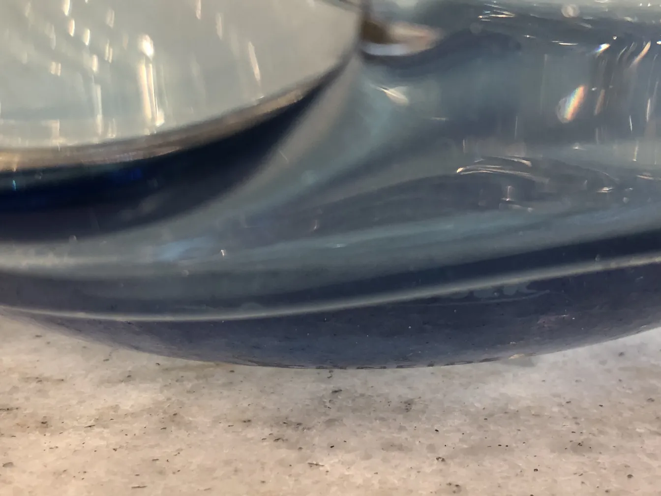 زجاج موقّع Schneider بتصميم أزرق على خلفية فاتحة، عتيق.