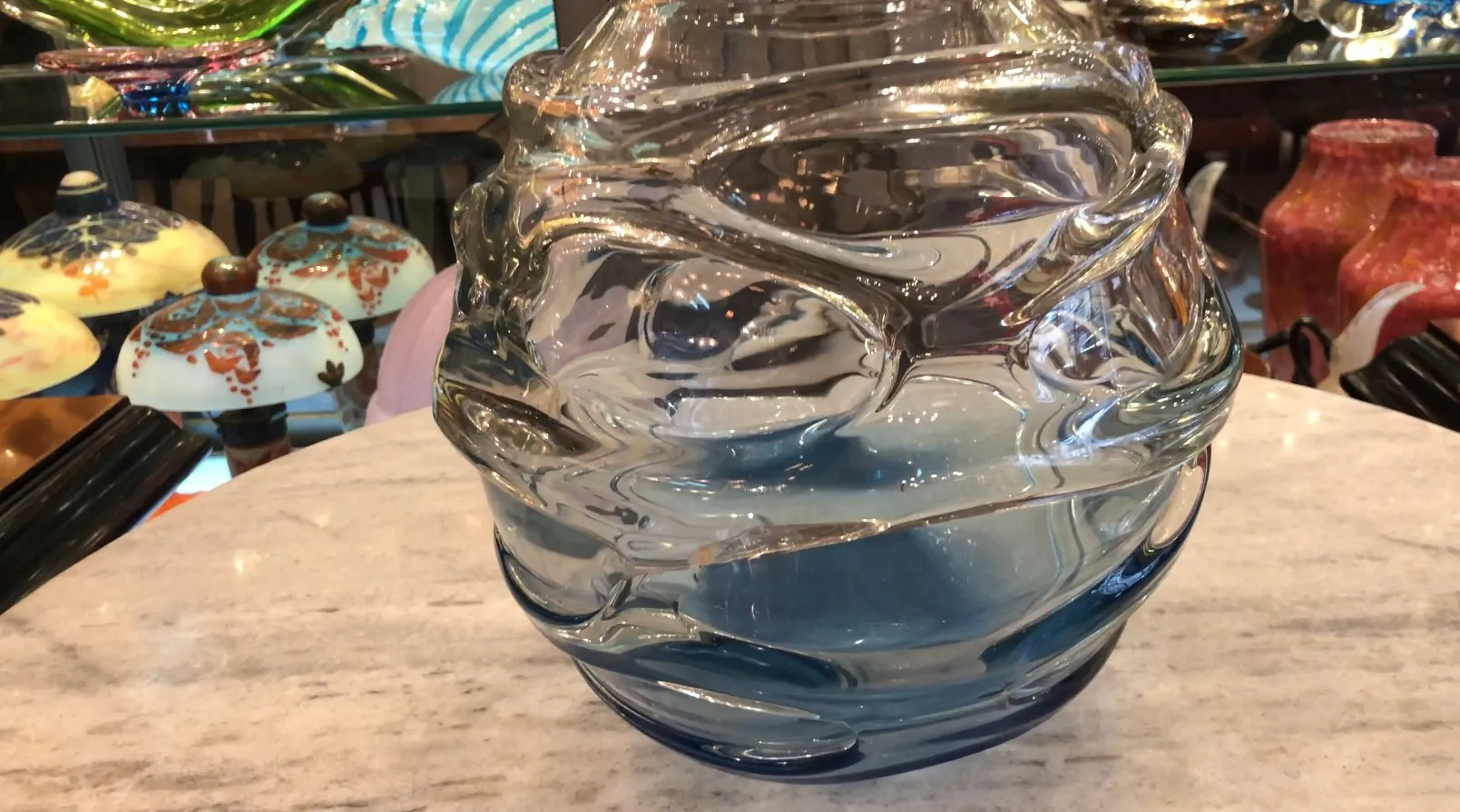 vidrio firmado con patrón en tonos azules y claros, antigüedad