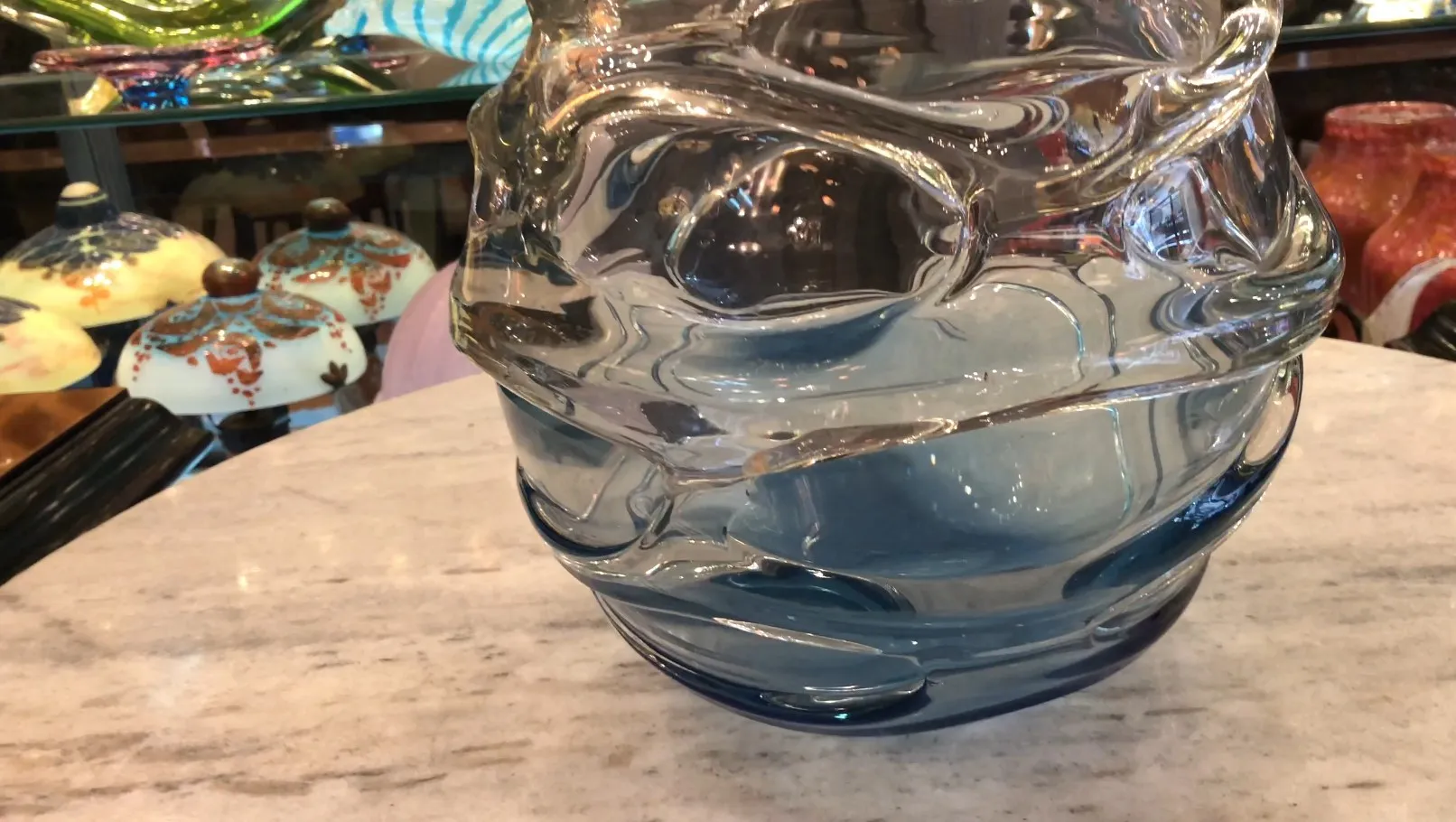 زجاج قديم موقّع من شنايدر، تفاصيل بلون فاتح، أجواء أنيقة.