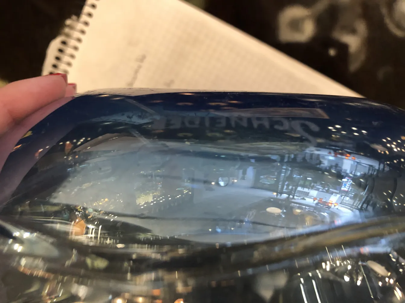 verre bleu avec signature de schneider, fond lumineux