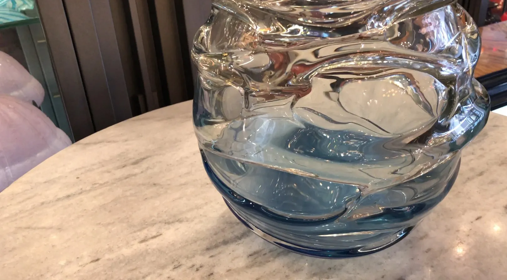 Vidro antigo assinado por Schneider, com formas fluidas e elegantes.