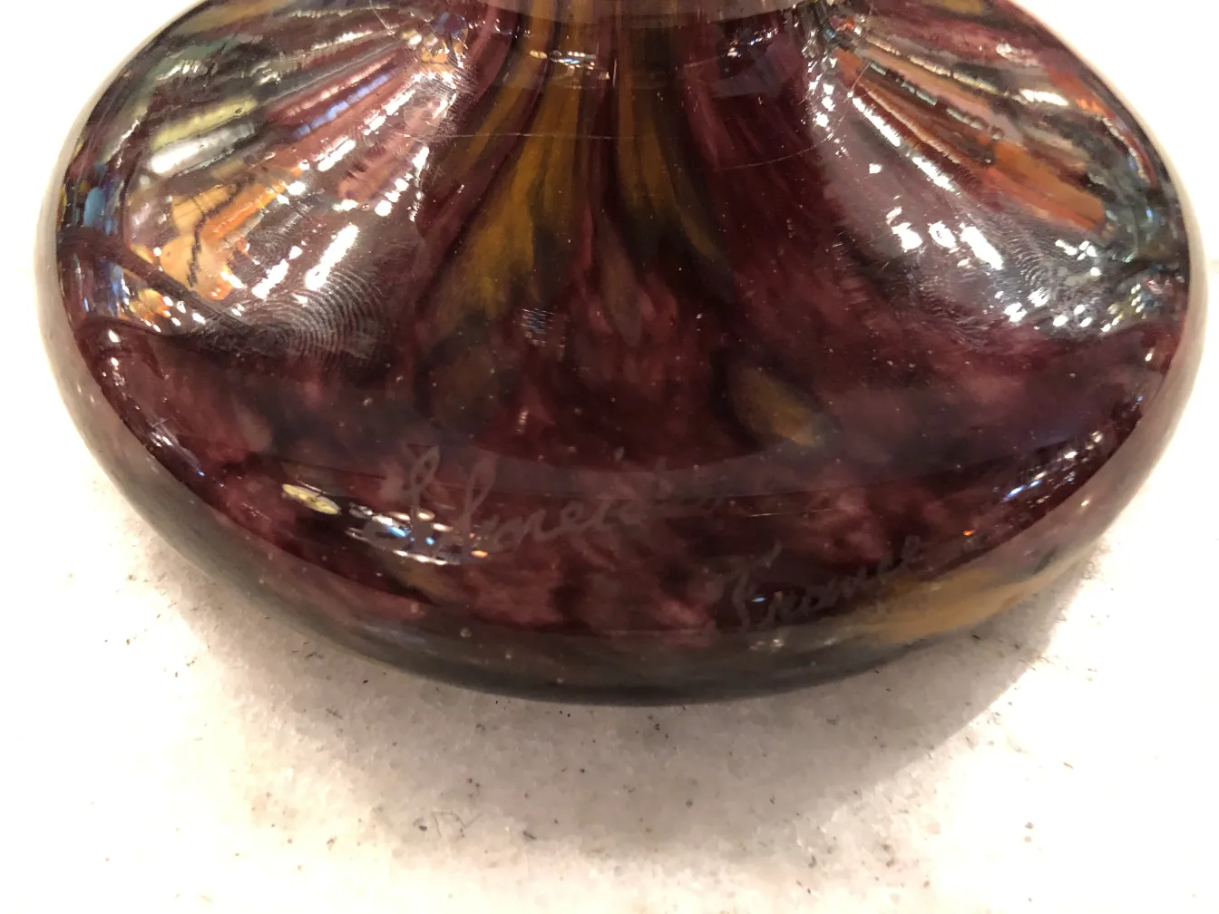 verre ancien signé par Schneider, design coloré