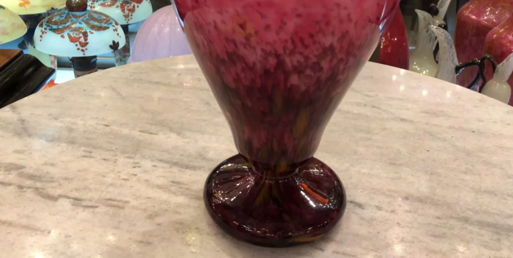 Antikes signiertes Glas von Schneider in Rot mit Fuß