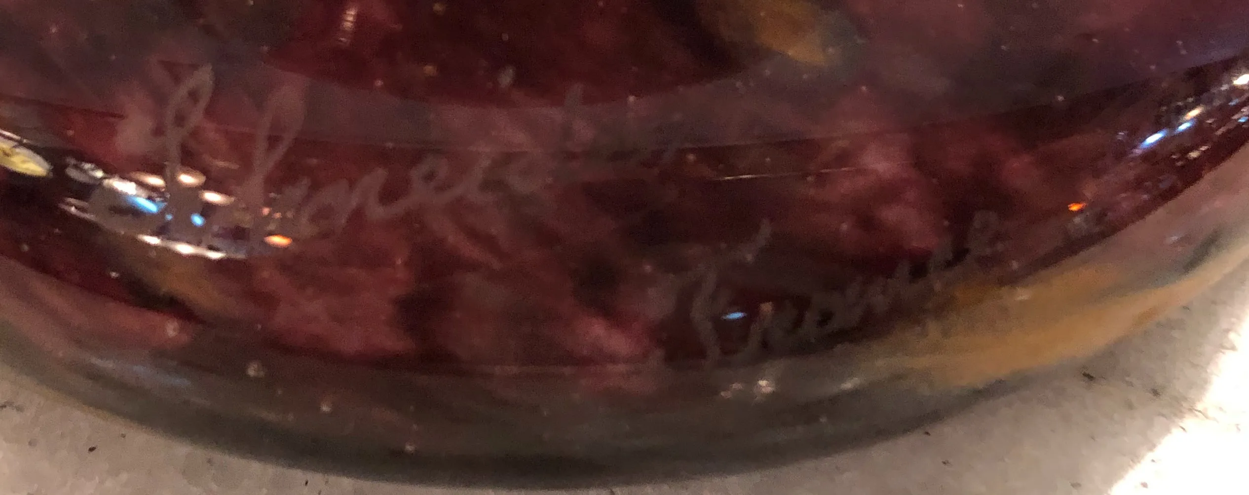 Старинное стекло с подписью Шнайдера в антикварном окружении.