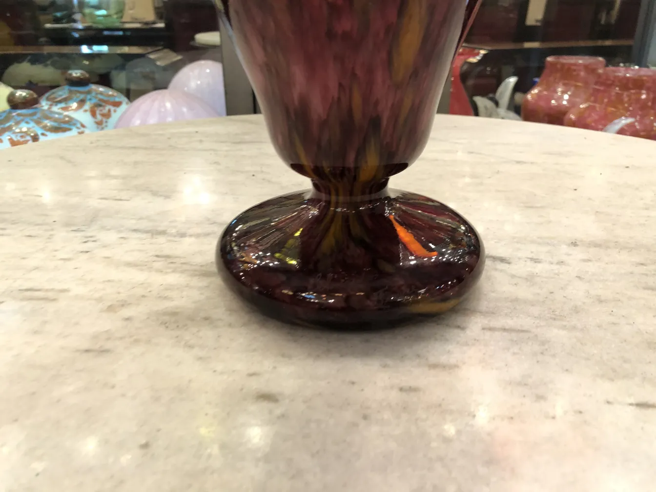 Vidrio firmado de Schneider, estilo antiguo francés, base redonda, colores vibrantes y forma elegante.