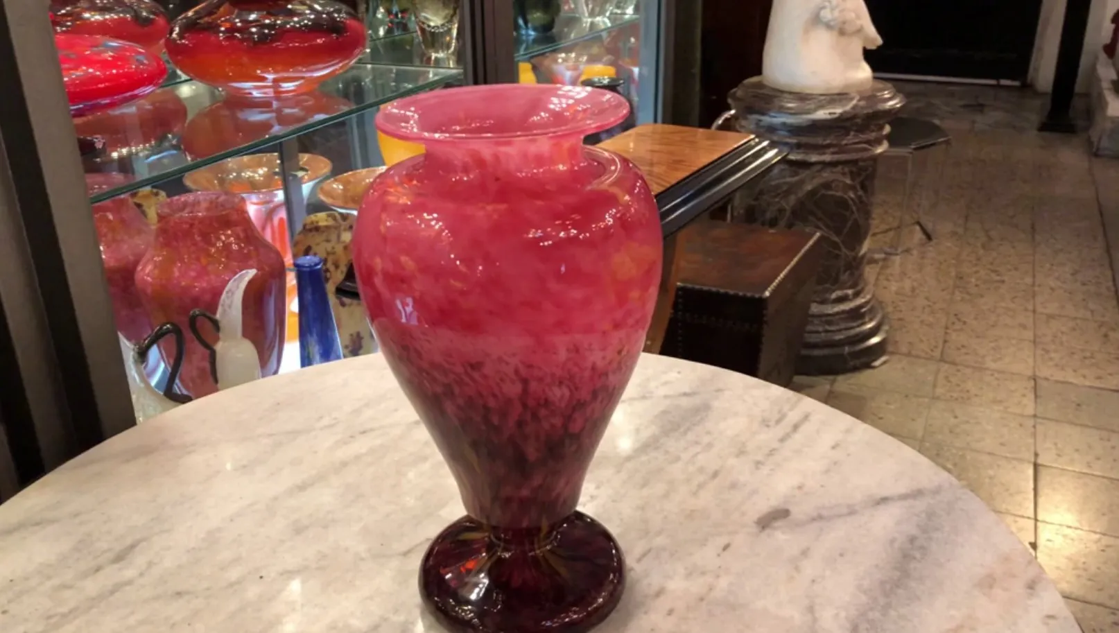 antike vase aus signiertem glas von schneider in rosa tönen, mit dekorativem hintergrund