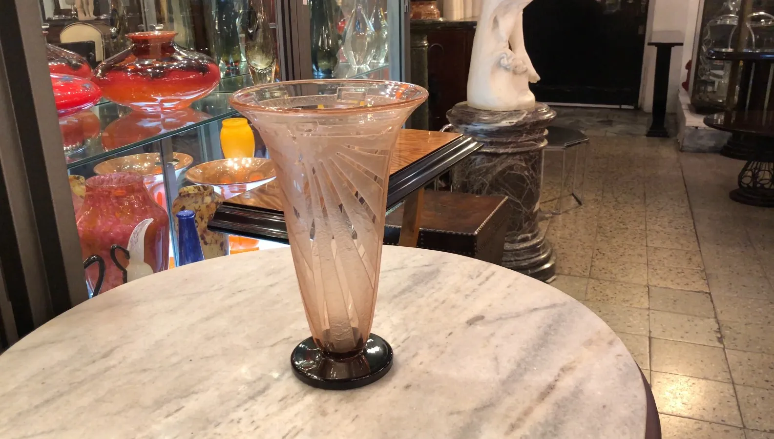 Signiertes Glas Schneider in einer antiken Umgebung