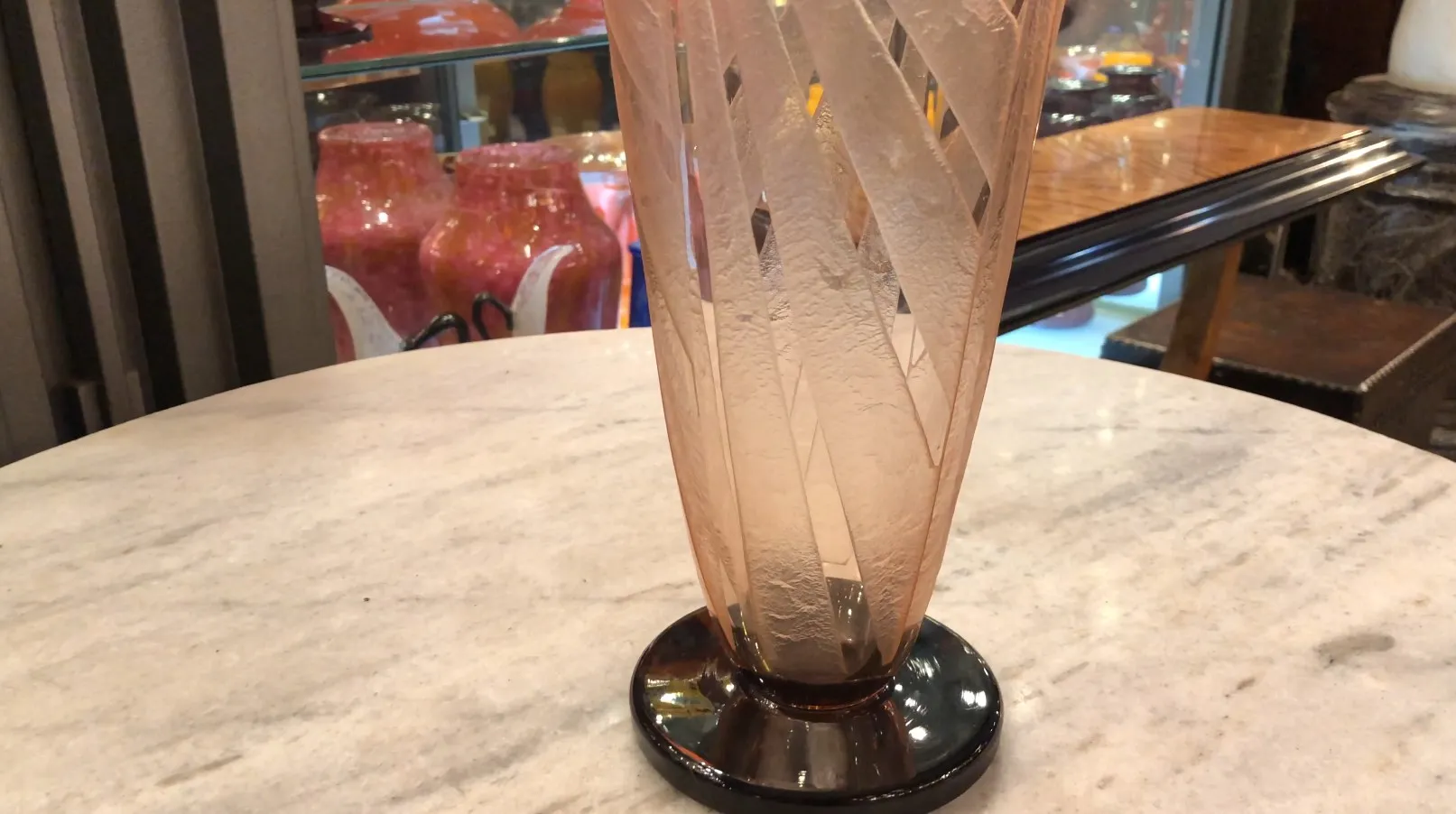 Vetro firmato antico con dettagli decorativi a forma di diamante, parte di un ambiente elegante