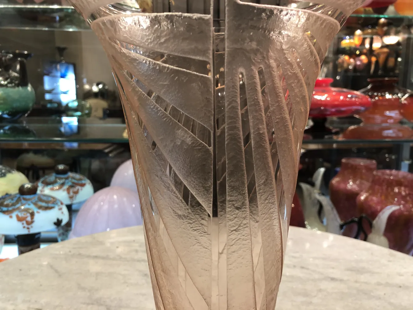 антикварная стеклянная ваза с подписью, резной узор, разнообразный фон