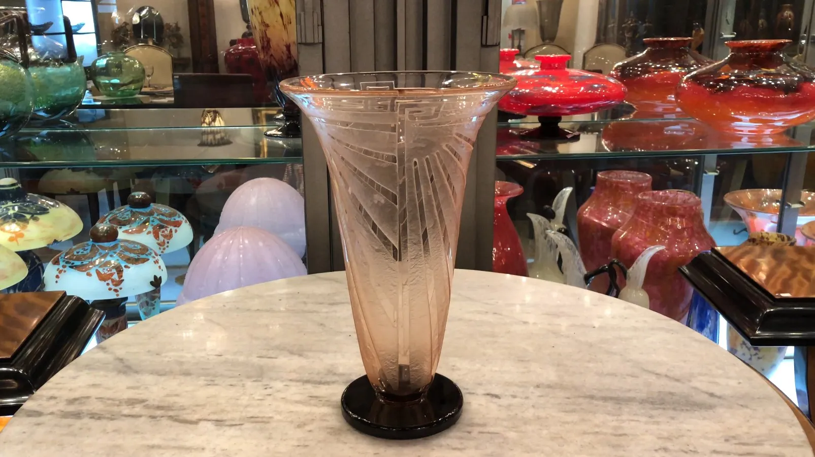 Antikes signiertes Glas von Schneider mit dekorativen Details