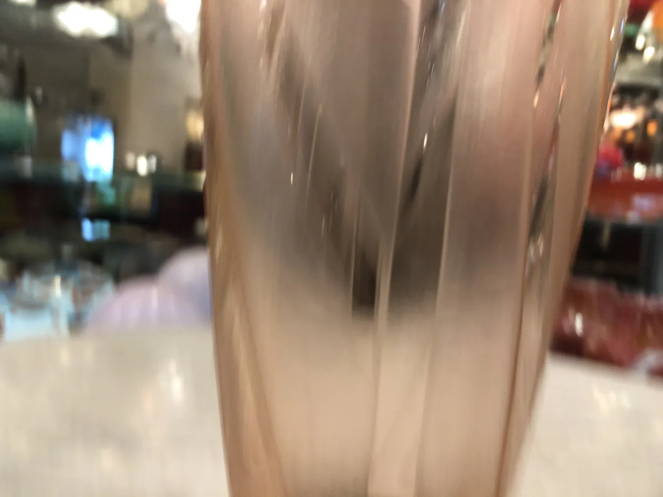 施耐德的古董签名玻璃，底部可见签名。