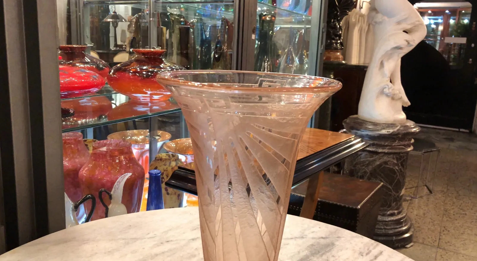 verre ancien avec un design distinctif et la signature de Schneider.