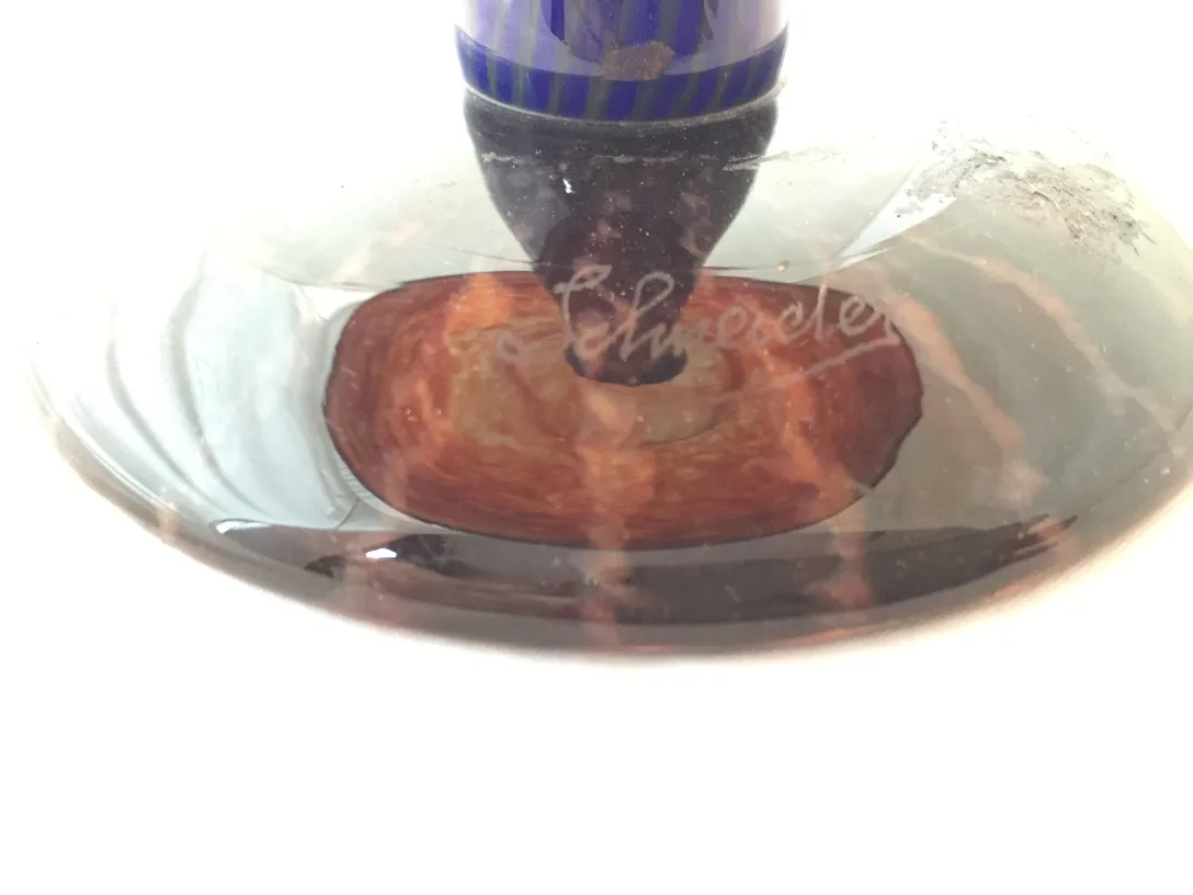 Signiertes Glas von Schneider mit braunen Farbtönen und antikem Design.