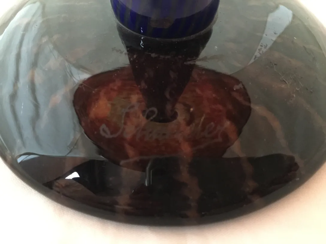Antikes signiertes Glas Schneider mit buntem Design