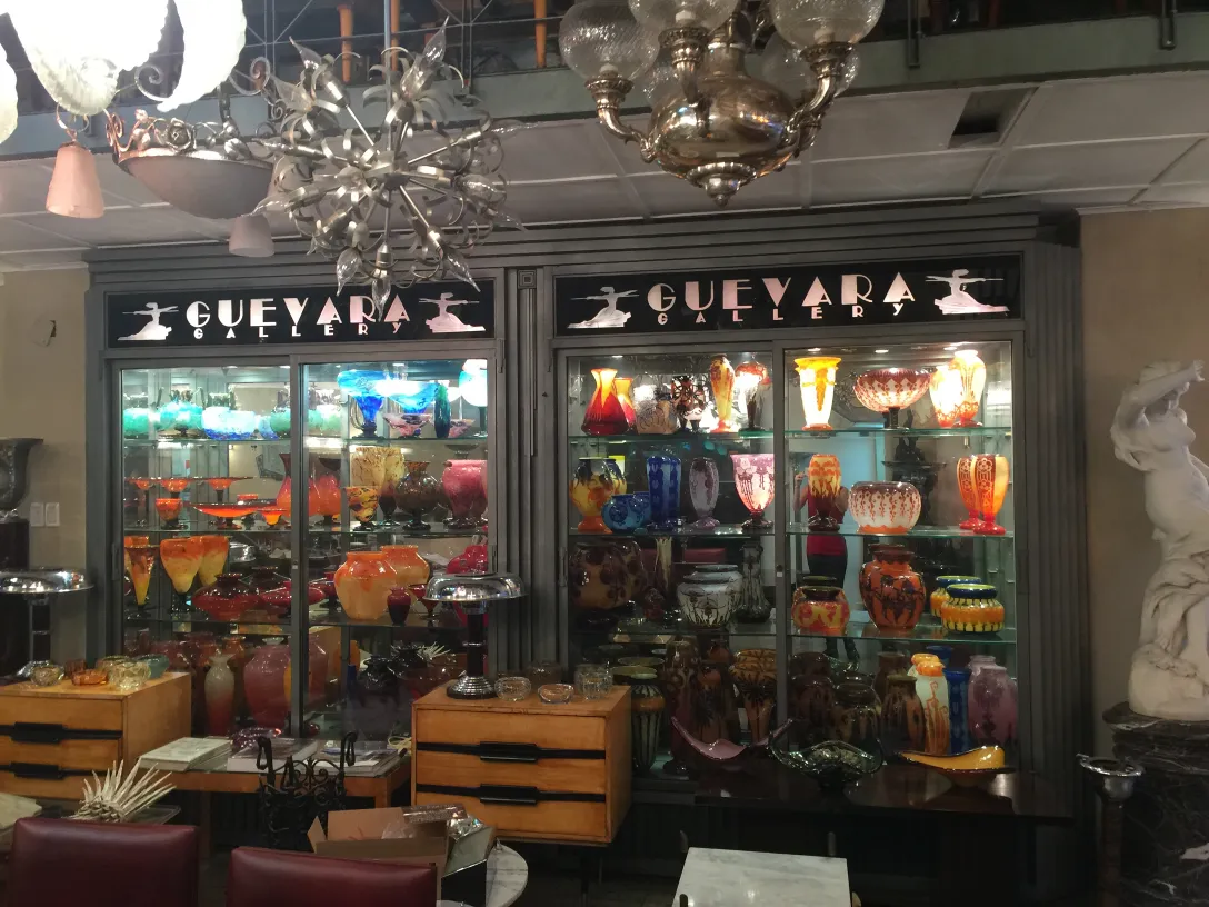 vidrio antiguo firmado de schneider en un entorno de galería