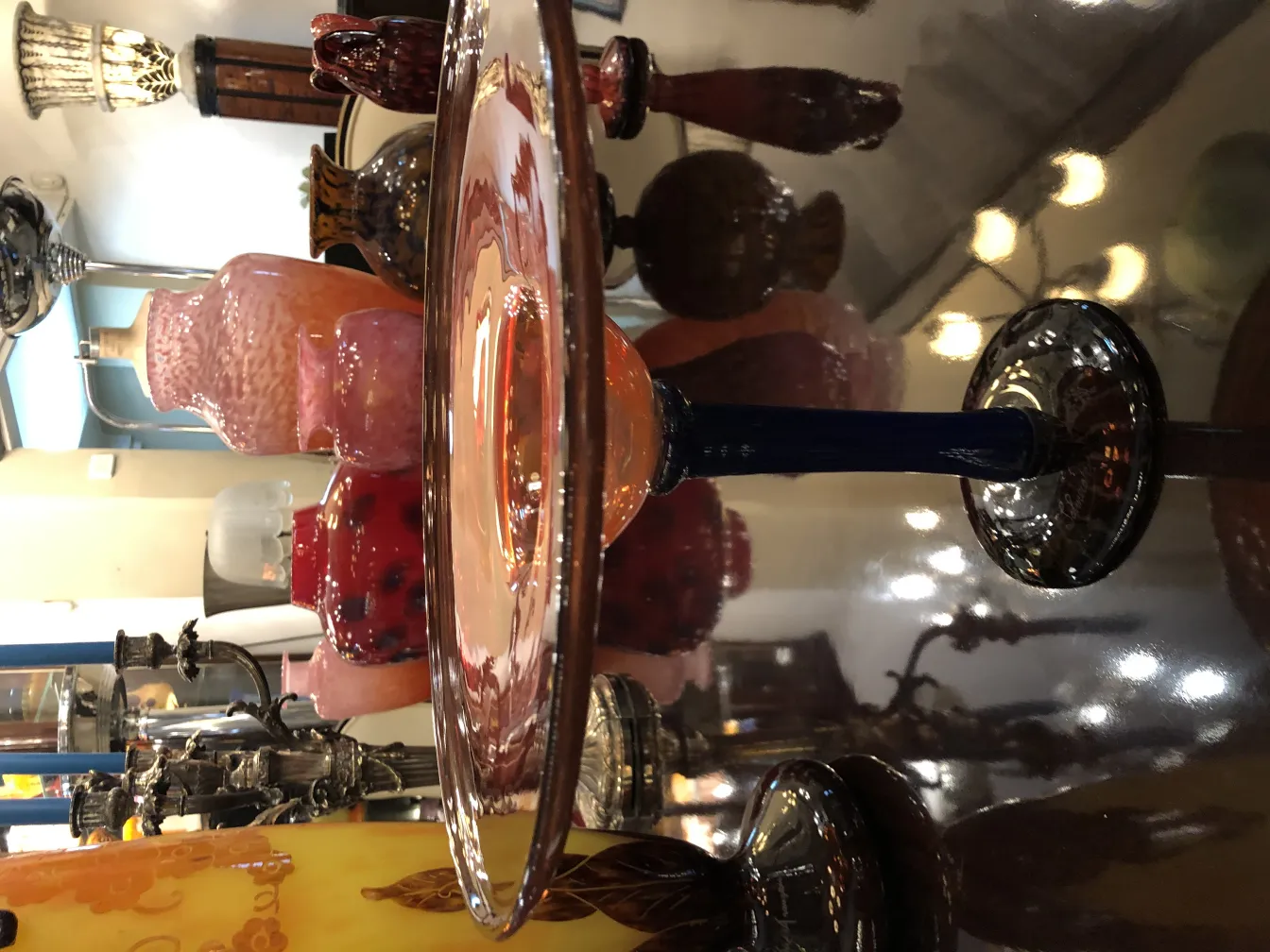 verre signé avec base bleue et décor ancien