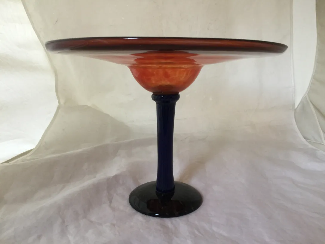 Verre signé avec base bleue foncée et forme large