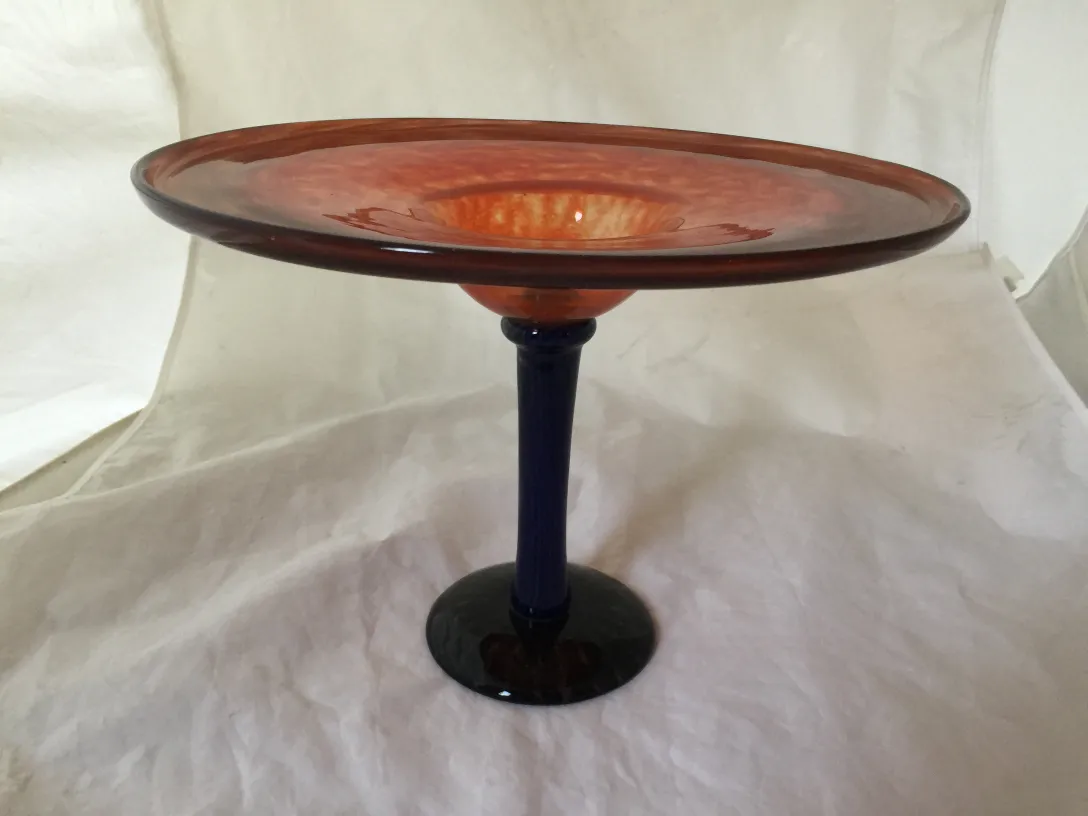 प्राचीनता श्नाइडर के ग्लास बाउल, काले आधार और एम्बर विवरण के साथ।