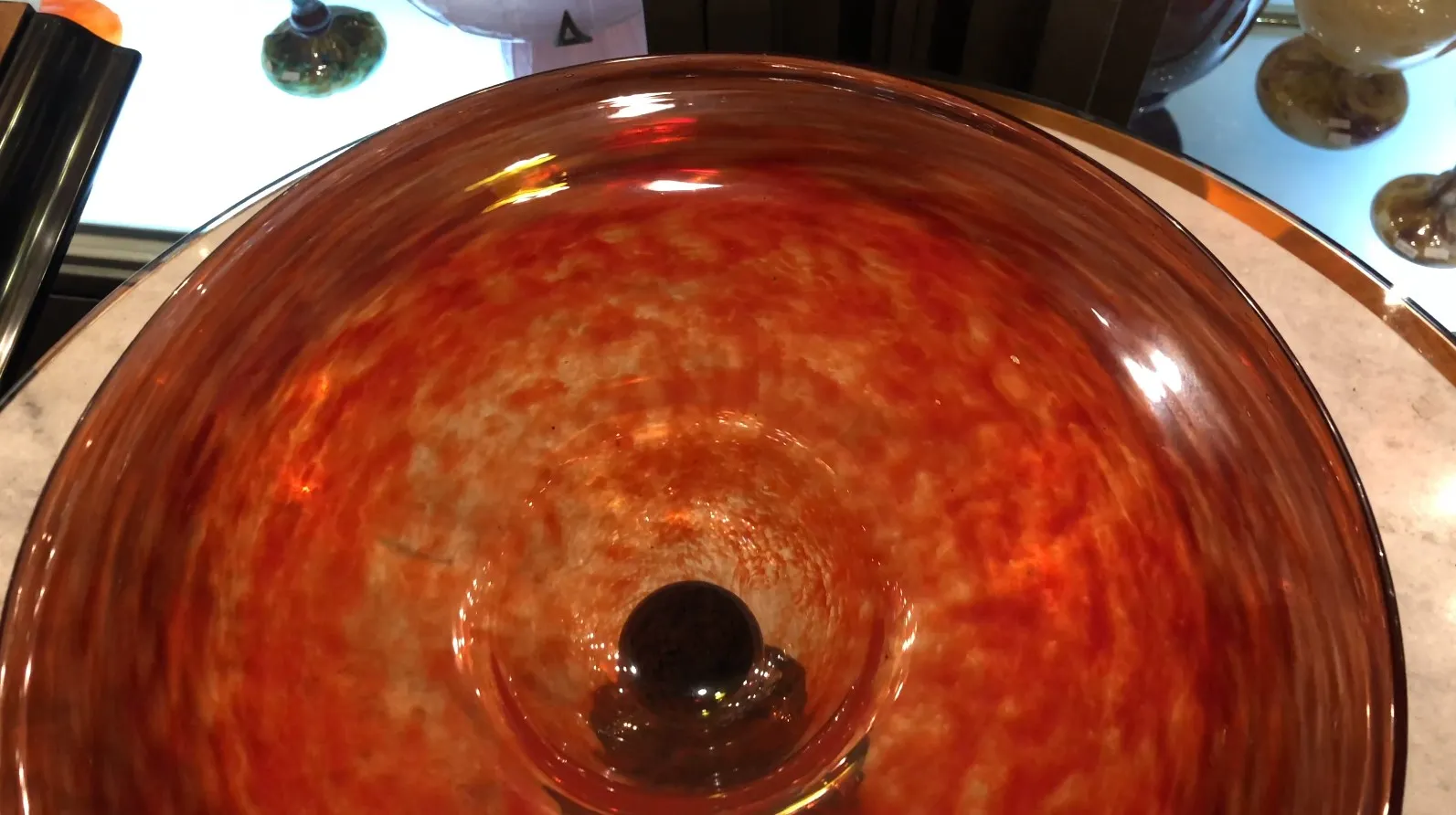 Warmtoniertes signiertes Glas von Schneider mit roten Details.