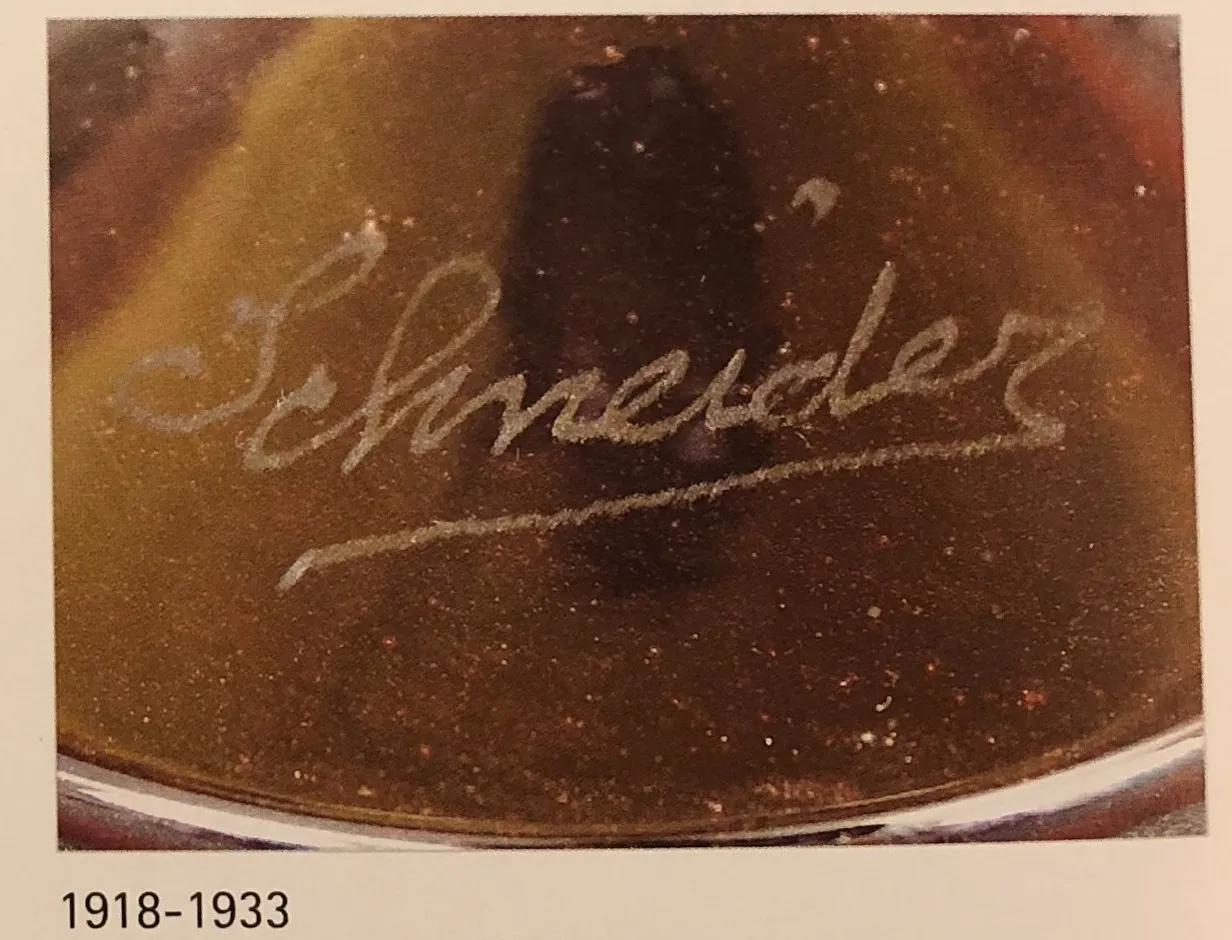 Verre avec signature de Schneider, détails élégants, antique