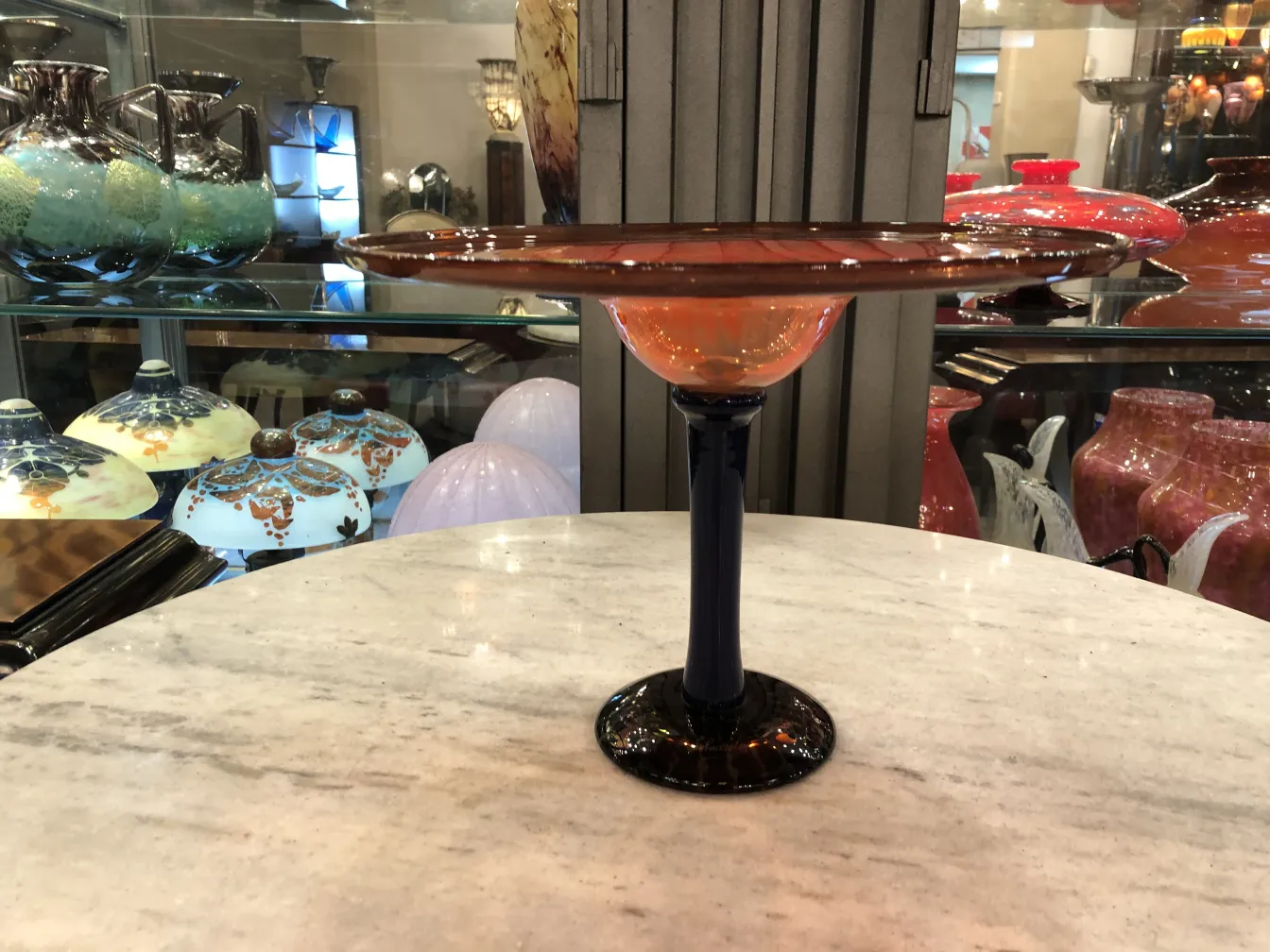 Signiertes Glas Schneider mit doppeltem Sockel in Orange und Blau, antikes Umfeld.