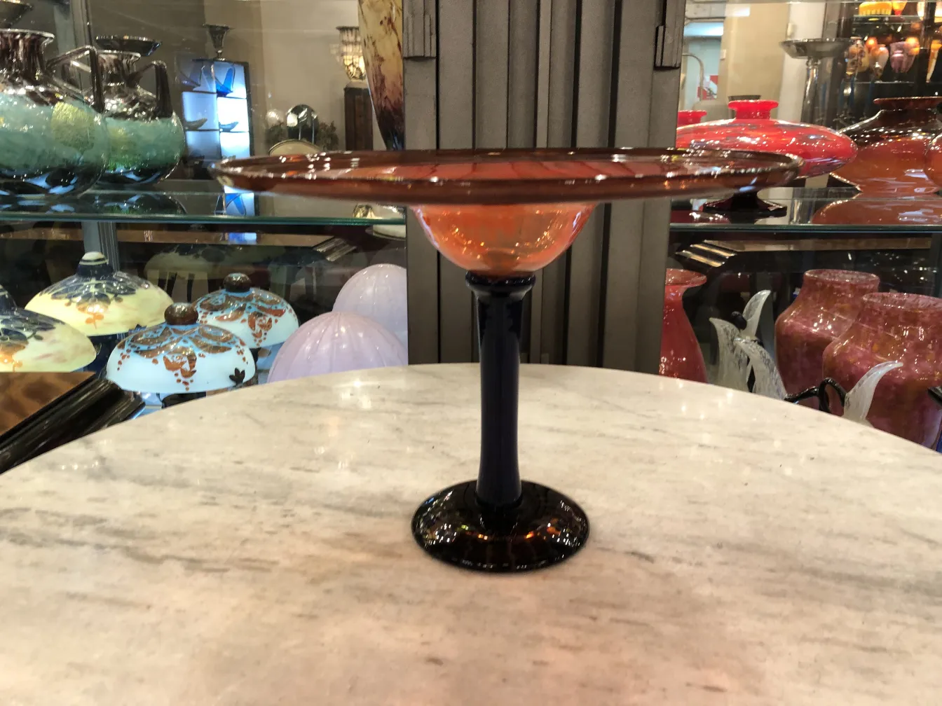 Superbe verre signé par Schneider dans le style français, avec une base sombre.