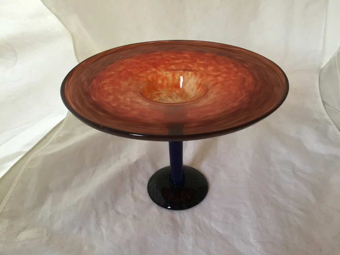 Verre élégant avec forme stylisée et base bleue