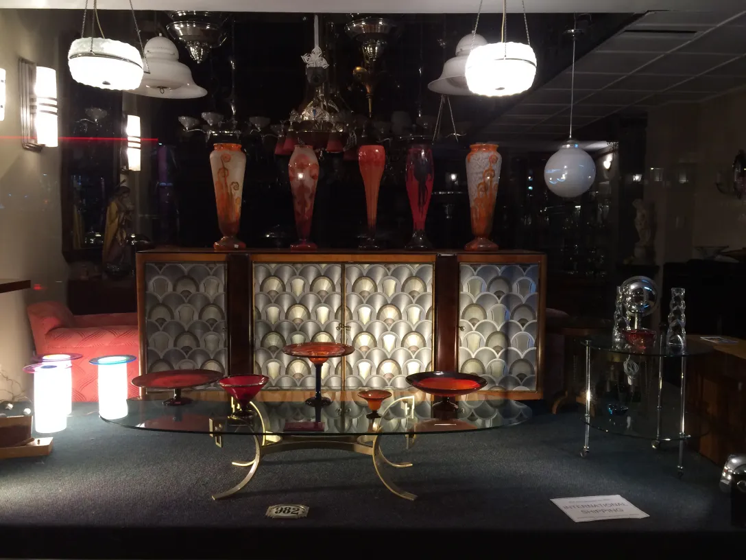 vetro decorativo firmato da Schneider in una vetrina d'antiquariato