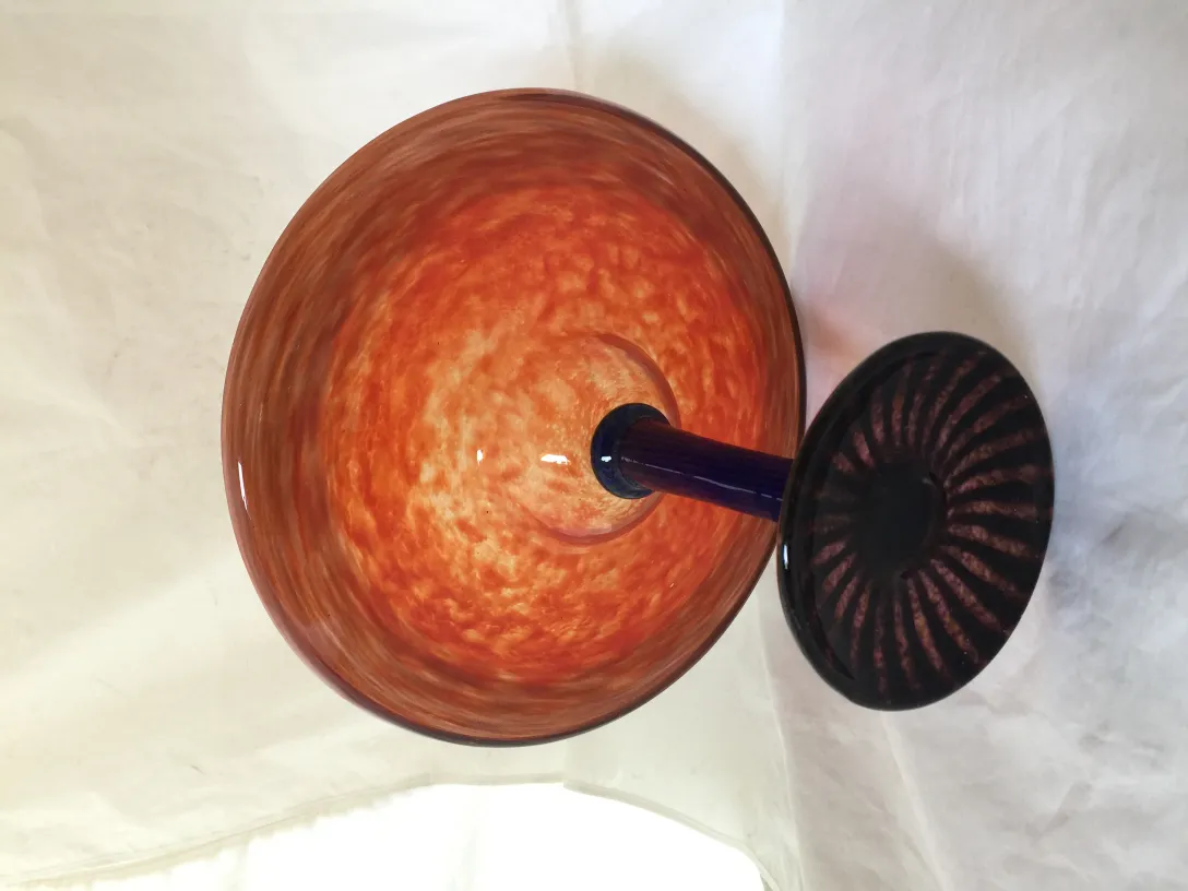 Verre signé antique Schneider, couleur orange avec base noire.