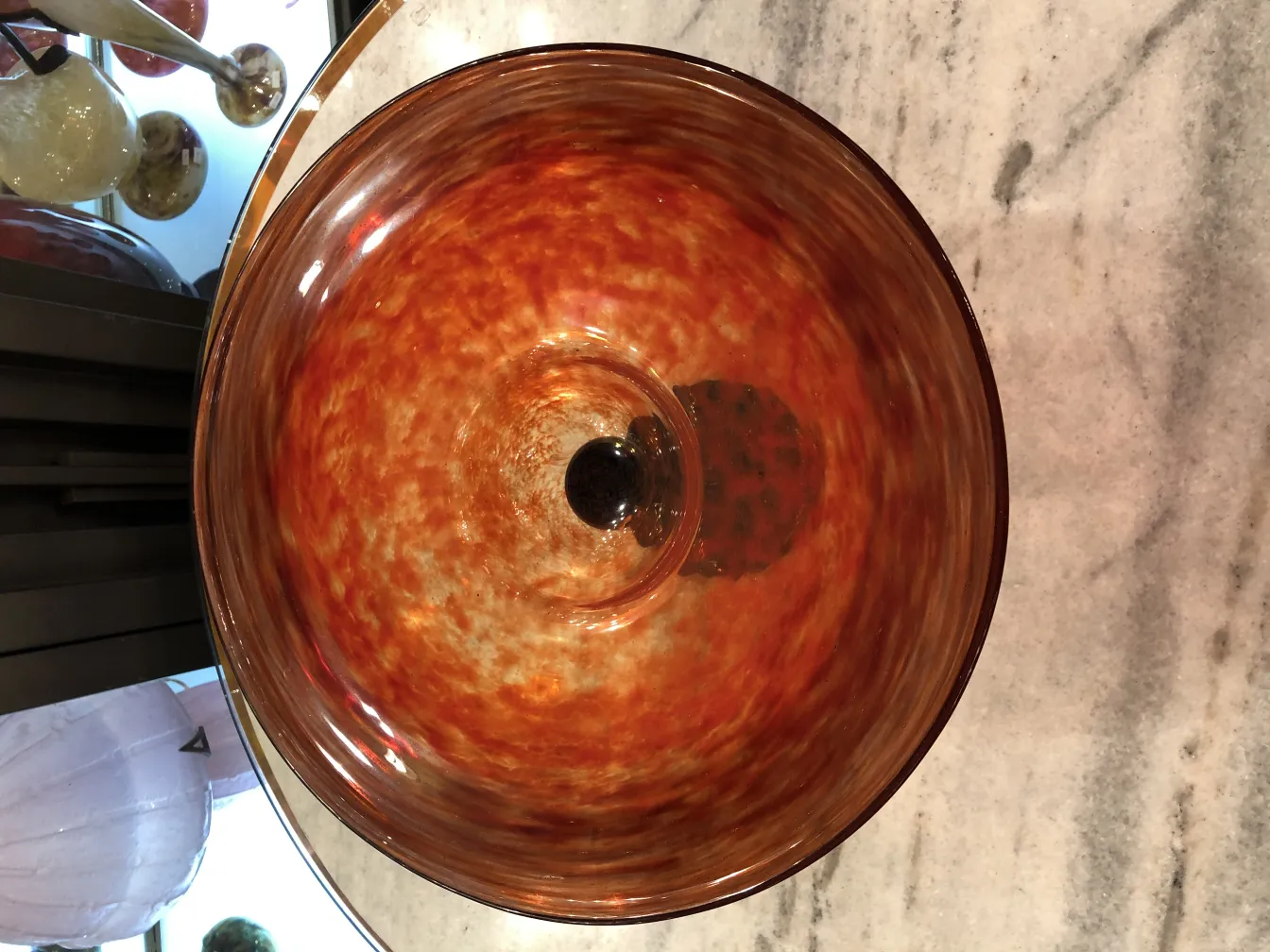 Verre ancien avec signature de Schneider, couleurs chaudes sur fond clair