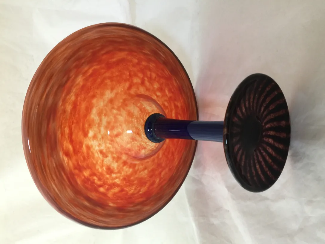 Vetro firmato Schneider arancione con base nera, stile antico.