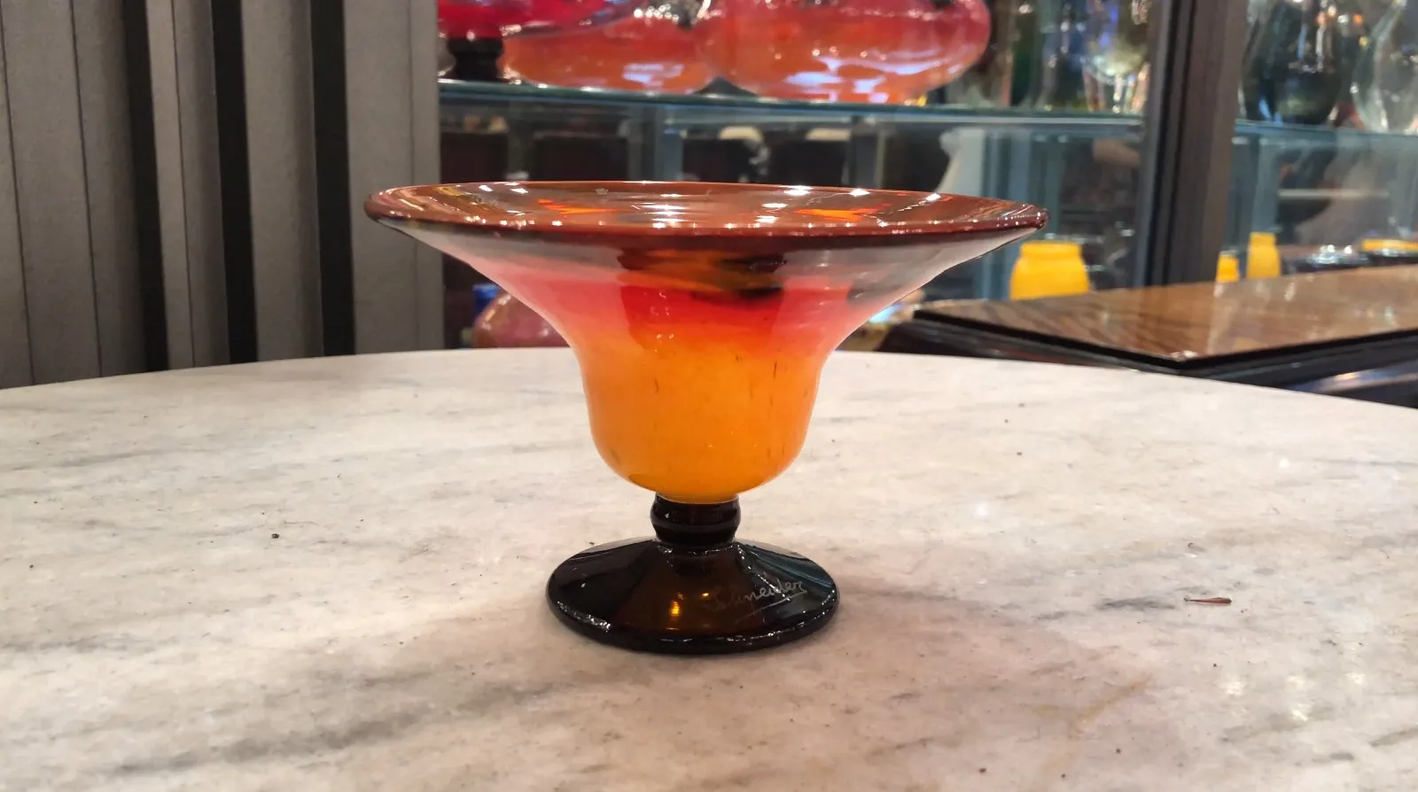 गर्म रंग का साइन किया हुआ कांच, पुरानी पृष्ठभूमि में खूबसूरत दिखता है।