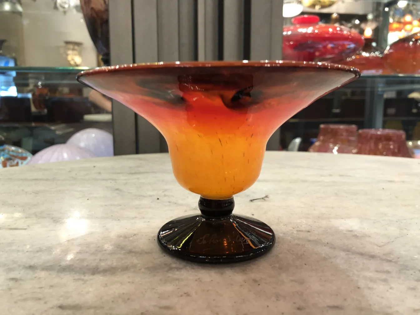 Vaso antigo de vidro assinado em tons de laranja e preto