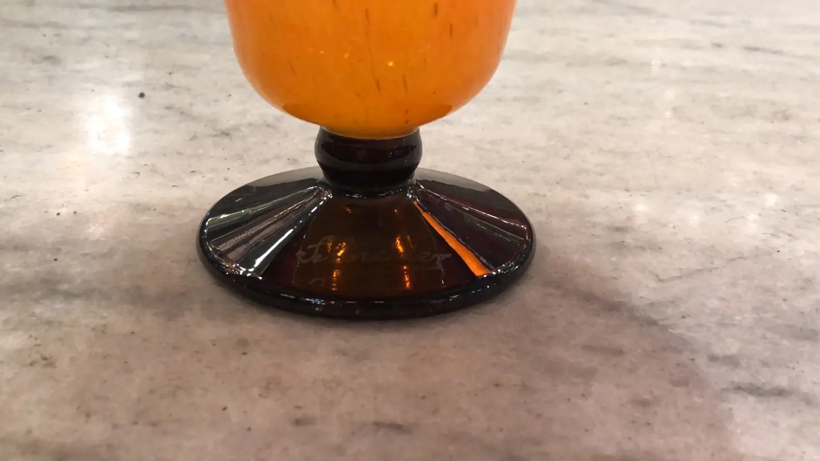 altes signiertes glas mit interessantem design und fuß