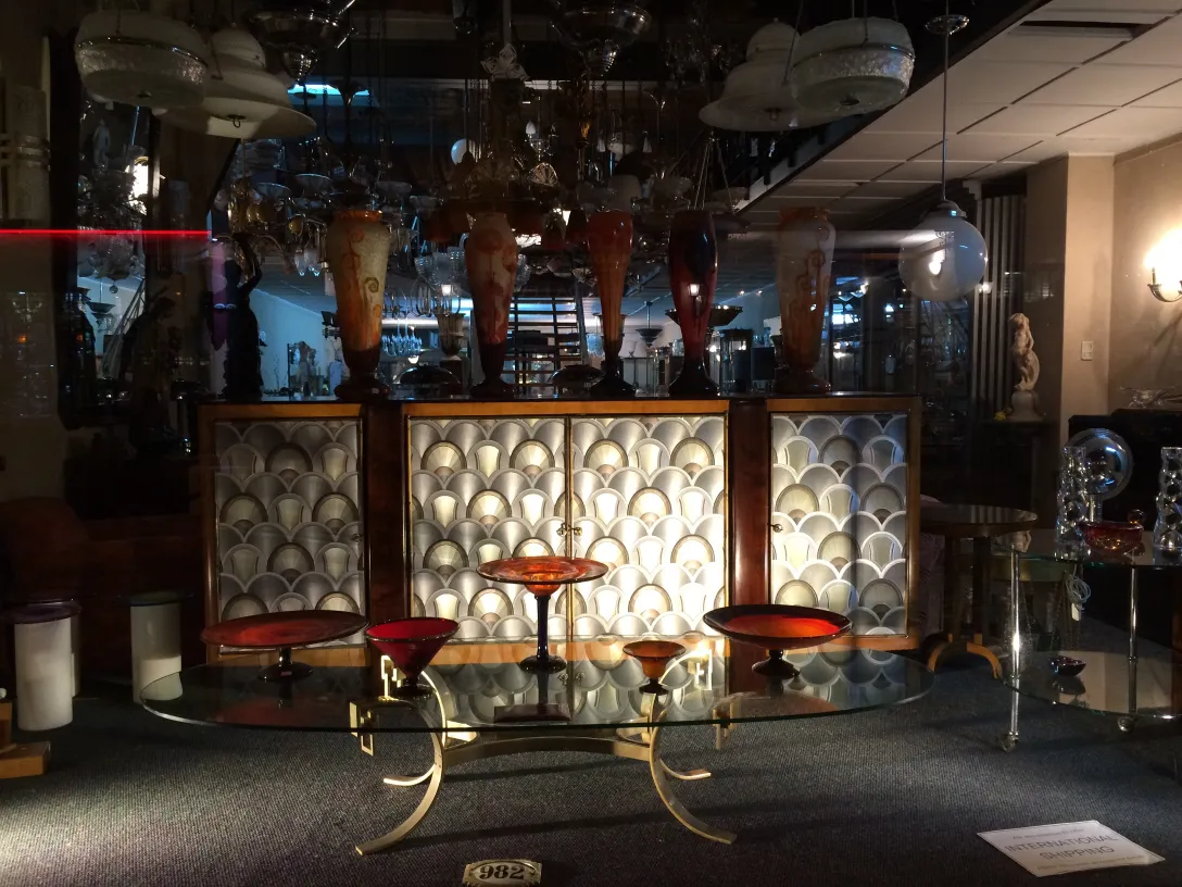 施耐德的古董签名玻璃在优雅的环境中，装饰细节