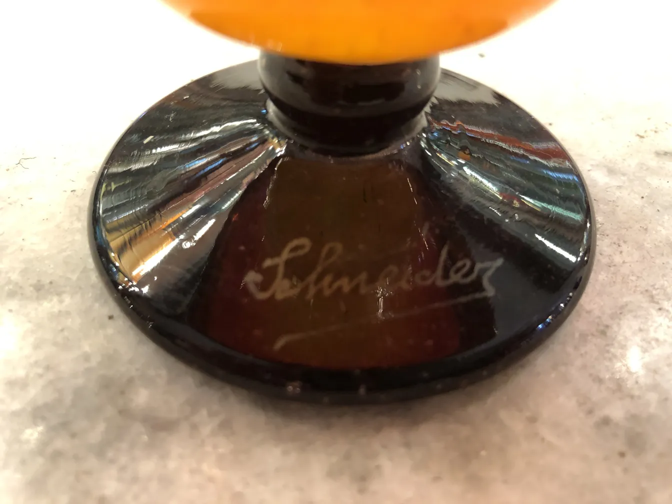 Antikes Glas mit der Unterschrift von Schneider, lebendige Farbe, schwarze Basis