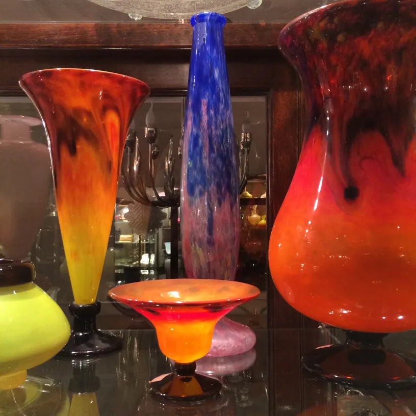 Conjunto de antigüedades de vidrio firmado en colores vibrantes.