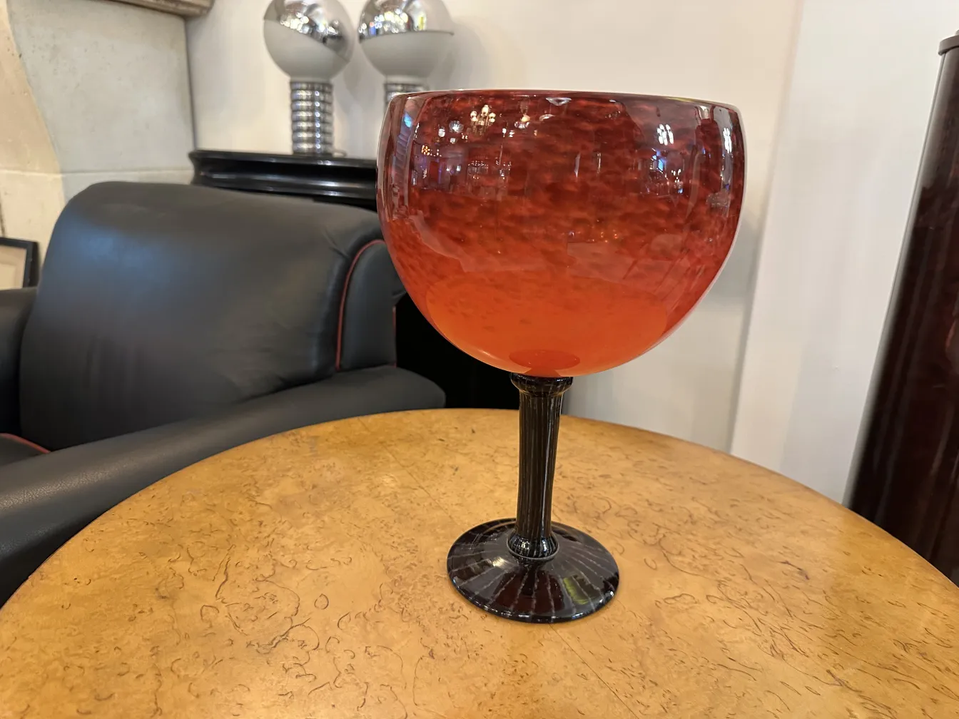 红色杯形签名玻璃，配黑色底座