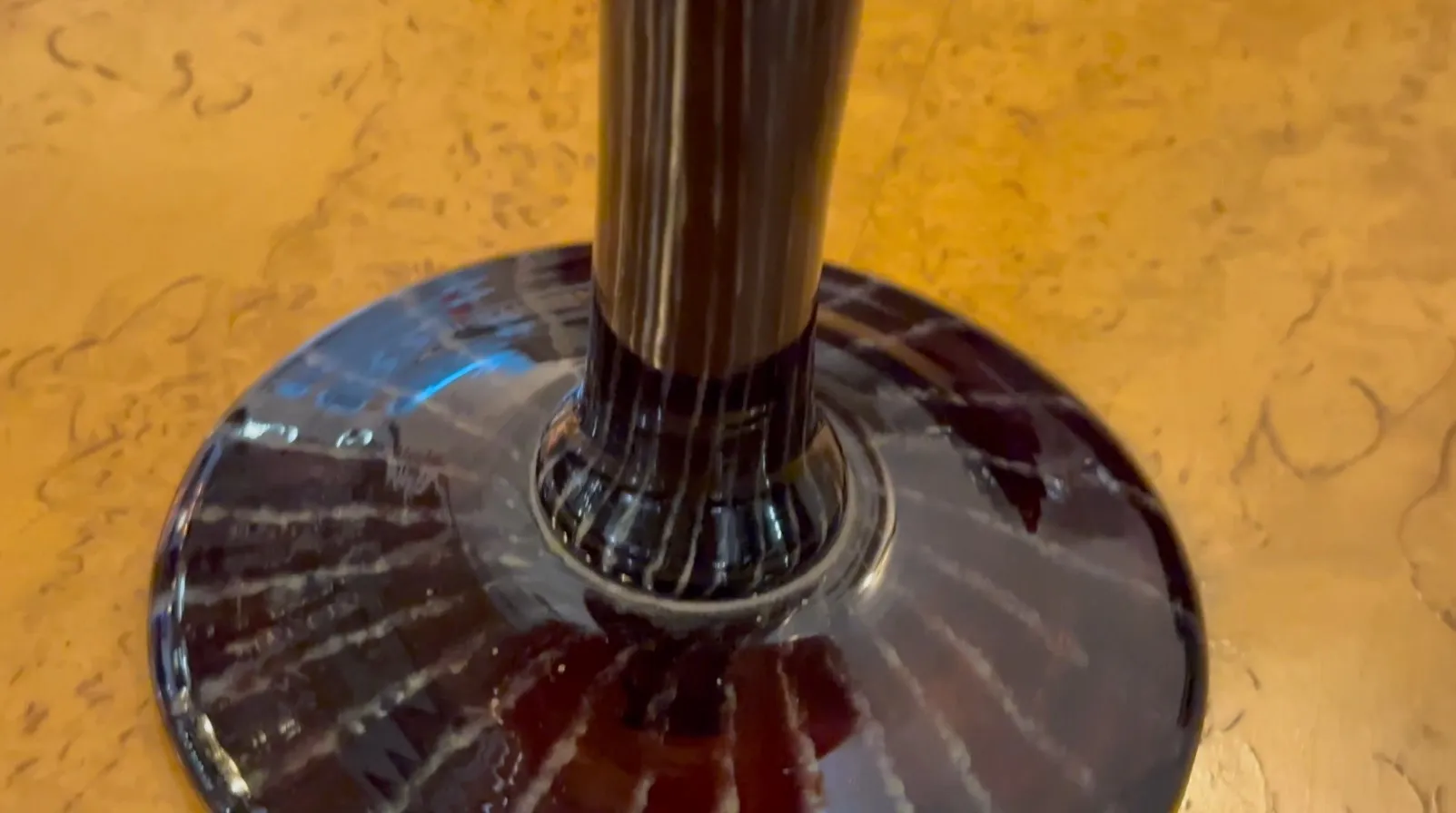 Verre signé Schneider présentant un design élégant sur une table