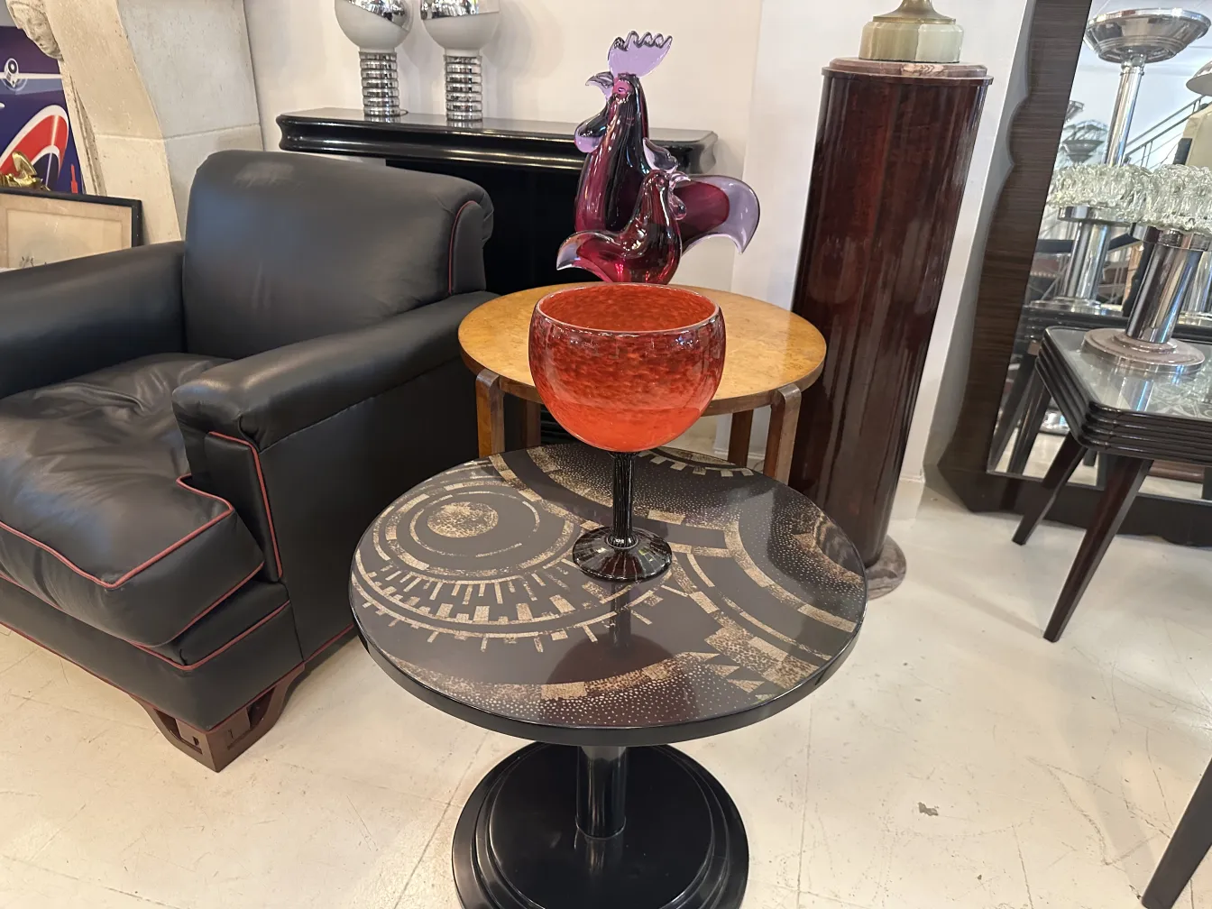 vidrio firmado de diseño clásico con detalles decorativos