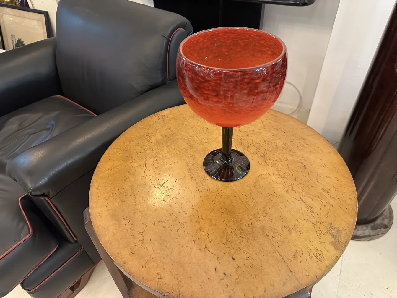 Helles rotes signiertes Glas Schneider auf einem antiken Holztisch.