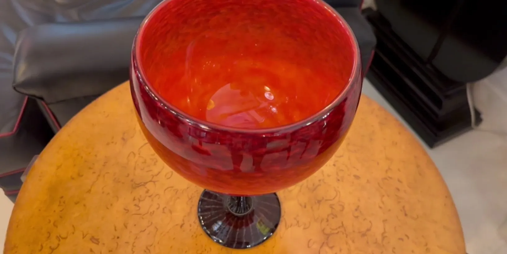 copa de vidrio rojo con pedestal, antigüedad de schneider.